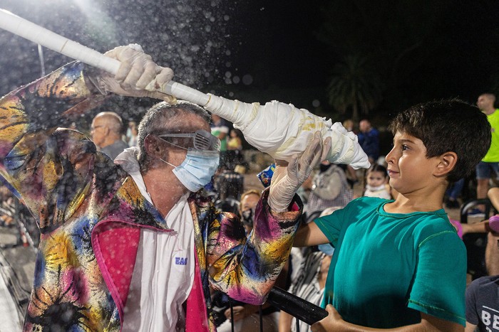 Humoristas Los Choby's, durante el Desfile Inaugural del Carnaval 2022, el 20 de enero, en las canteras del Parque Rodó. · Foto: .