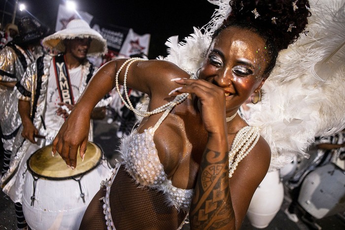 Comparsa Yambo Kenia, durante el Desfile Inaugural del Carnaval 2022, el 20 de enero, en las canteras del Parque Rodó. · Foto: .