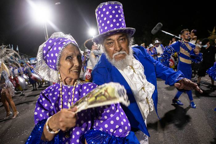 Comparsa Integración, durante el Desfile Inaugural del Carnaval 2022, el 20 de enero, en las canteras del Parque Rodó. · Foto: Ernesto Ryan
