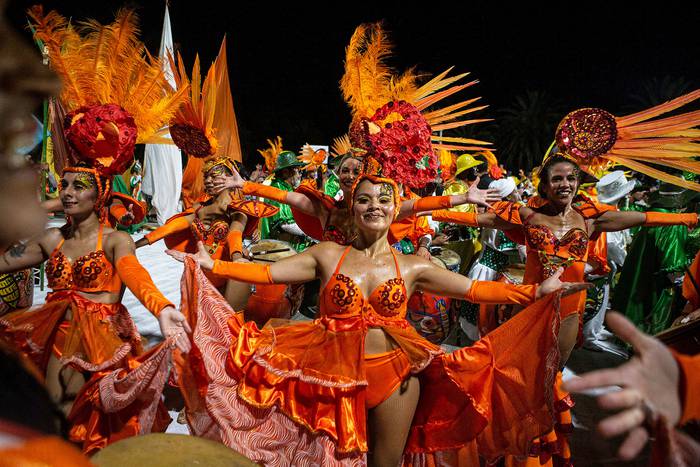 Comparsa Cuareim 1080, durante el Desfile Inaugural del Carnaval 2022, el 20 de enero, en las canteras del Parque Rodó. · Foto: Ernesto Ryan