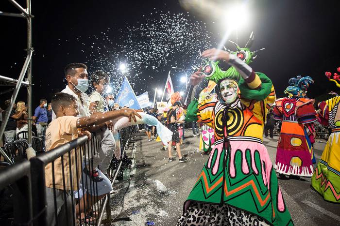 Murga Agarrate Catalina, durante el Desfile Inaugural del Carnaval 2022, el 20 de enero, en las canteras del Parque Rodó. · Foto: Natalia Rovira