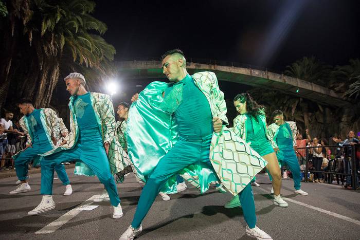 Parodistas Momosapiens, durante el Desfile Inaugural del Carnaval 2022, el 20 de enero, en las canteras del Parque Rodó. · Foto: Natalia Rovira