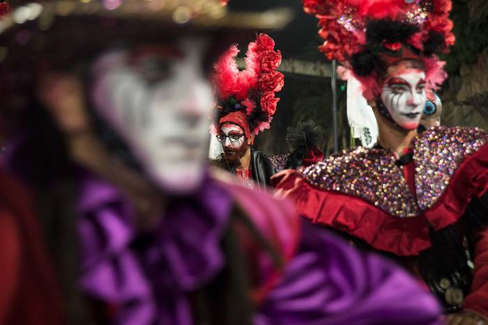 Murga Los Diablos Verdes, durante el Desfile Inaugural del Carnaval 2022, el 20 de enero, en las canteras del Parque Rodó. · Foto: Natalia Rovira