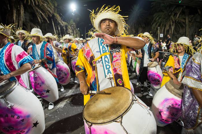 Comparsa Sarabanda, durante el Desfile Inaugural del Carnaval 2022, el 20 de enero, en las canteras del Parque Rodó. · Foto: Natalia Rovira
