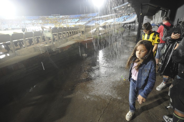 El Estadio Centenario, luego que se suspendiera el clásico entre Peñarol y Nacional, el 22 de enero de 2022. · Foto: Federico Gutiérrez