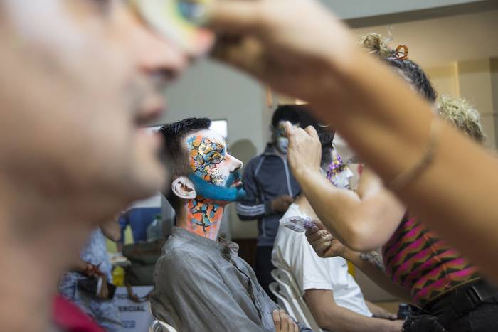Maquillaje de la murga Asaltantes con Patente previo a su actuación en el Teatro de Verano · Foto: Natalia Rovira
