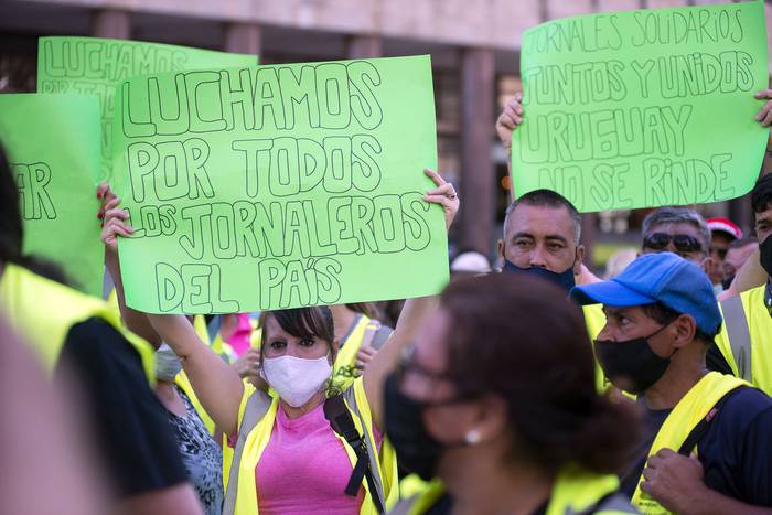 Manifestación de trabajadores de Jornales Solidarios piden que se les alargue el contrato de trabajo (archivo, enero de 2022) · Foto: Alessandro Maradei