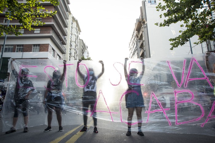 Manifestación de mujeres y disidencias contra la cultura de la violación, el 28 de enero de 2022, en el Centro de Montevideo. · Foto: Natalia Rovira