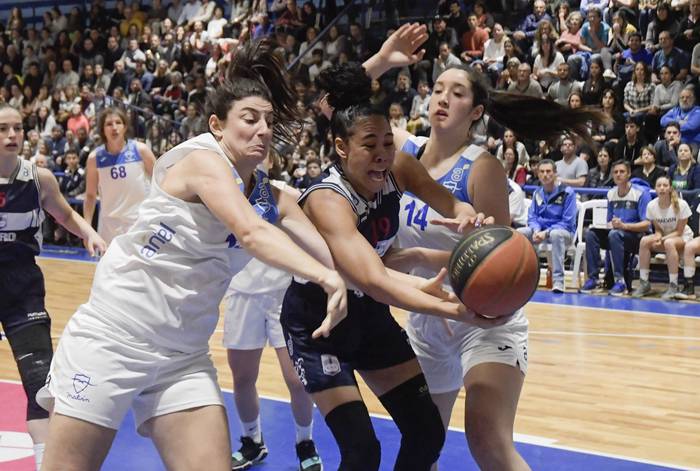 Florencia Somma, de Malvín, Estefani Fajardo, de Defensor Sporting, y Emilia Larre Borges, de Malvín, en el gimnasio de Malvín. (archivo, octubre de 2019) · Foto: Sandro Pereyra