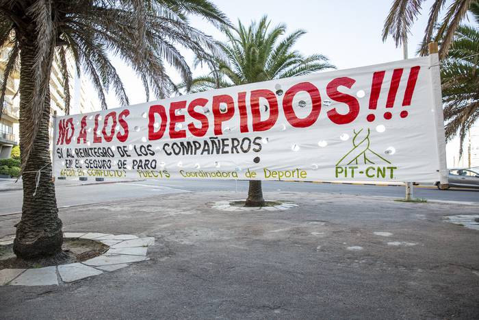 Pancarta frente al club Banco República. · Foto: Mauricio Zina