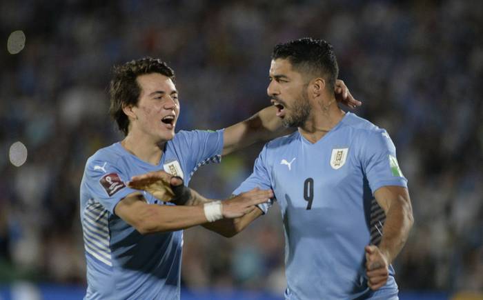 Facundo Pellistri y Luis Suárez en el estadio Centenario (archivo, febrero de 2022) · Foto: Alessandro Maradei