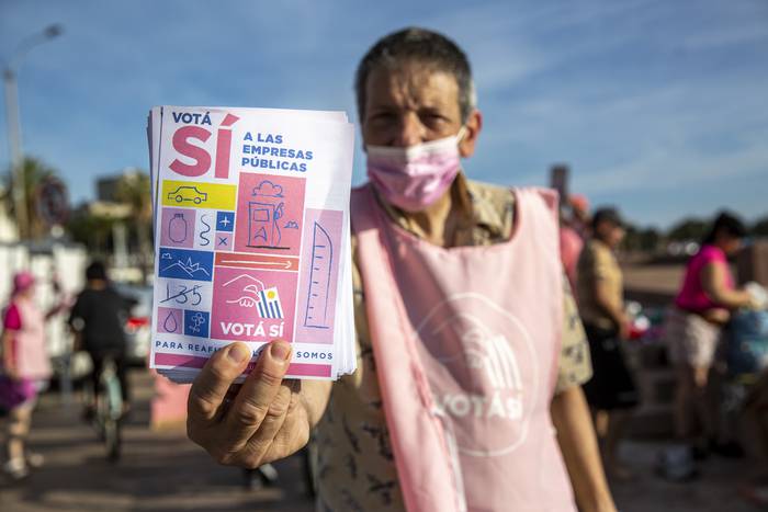 Puesto informativo sobre el SI al referendum, en la rambla de la Playa Ramírez, en Montevideo (archivo, febrero de 2022). · Foto: Mauricio Zina