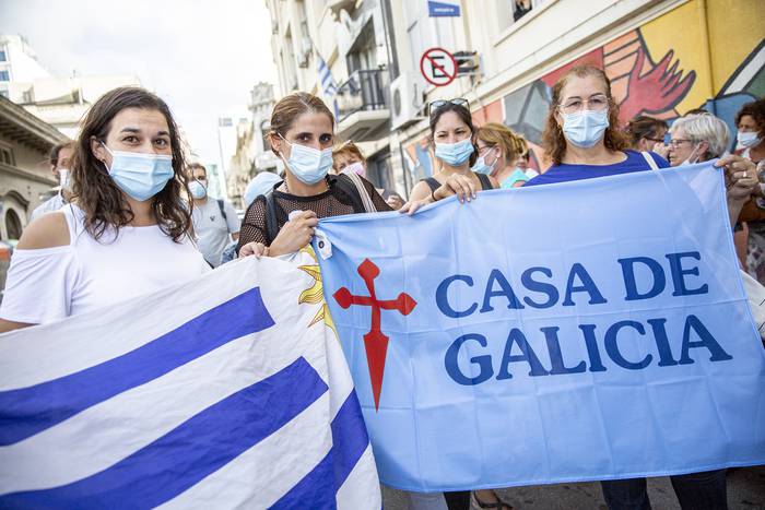 Concentración de funcionarios no médicos y socios de Casa de Galicia, el 4 de febrero. · Foto: Mauricio Zina
