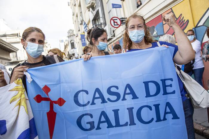 Concentración de funcionarios no médicos y socios de Casa de Galicia frente al Ministerio de Trabajo (archivo, febrero de 2022). · Foto: Mauricio Zina