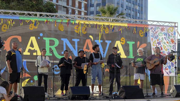 Coro del Centro Cultural Urbano, en el tablado de Carnavalé en Paraguay y la Rambla. · Foto: Federico Gutiérrez