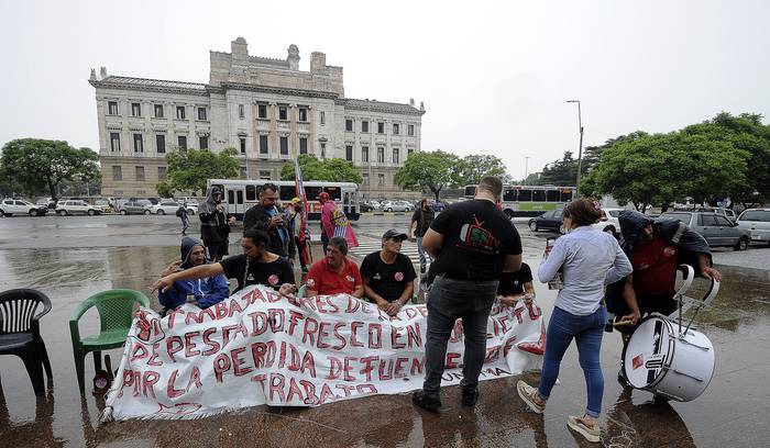 Trabajadores del Suntma se encadenaron frente del anexo del Palacio Legislativo, el 24 de febrero. · Foto: Federico Gutiérrez