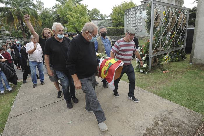 Familiares y amigos de Jorge Zabalza, ayer en el cementerio del Norte. · Foto: Federico Gutiérrez