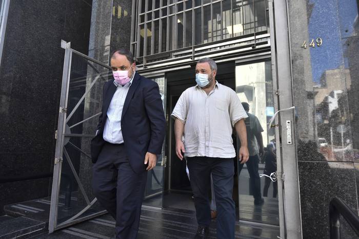 Charles Carrera y Mario Bergara a la salida de la sede de Fiscalía. · Foto: Federico Gutiérrez