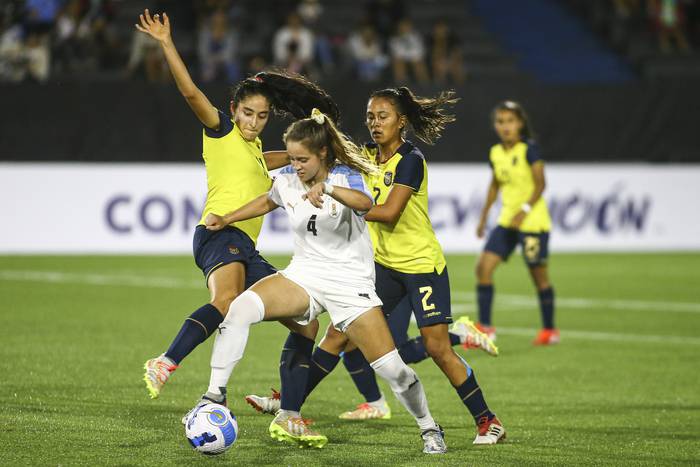 Jael Montalvo, de Uruguay, y Florencia Bartholomai  y Carolina Reyes de Ecuador, en el estadio Charrúa. · Foto: .