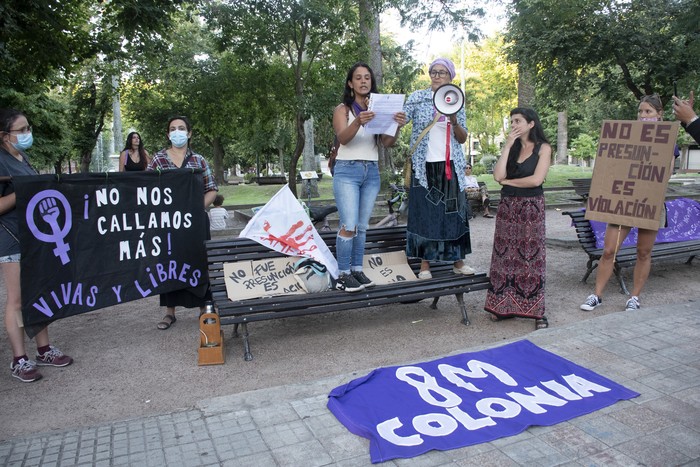 Lectura de proclama en una movilización feminista, en Colonia del Sacramento (archivo, enero de 2022). · Foto: Ignacio Dotti