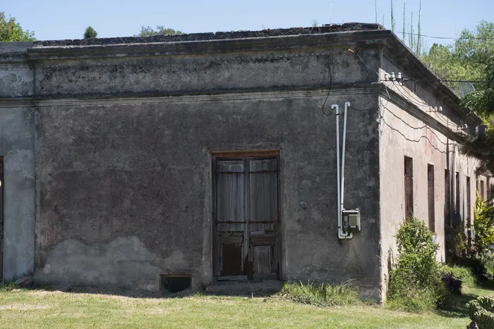 Edificio donde antiguamente funcionó el Correo Uruguayo y un almacén de ramos generales, en Colonia Cosmopolita. (archivo, febrero de 2022) · Foto: Ignacio Dotti