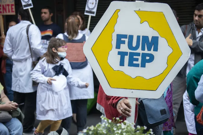 Movilizacion de la FUM TEP en la puerta de las oficinas de Educacion primaria en Ciudad Vieja (archivo, 2020) · Foto: Mariana Greif