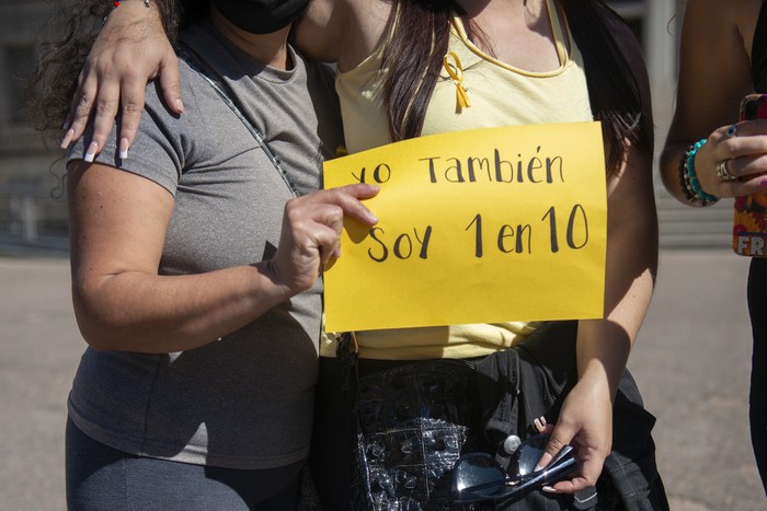 Concentración de pacientes en la puerta del Palacio Legislativo en el Día Internacional de la Endometriosis (archivo, marzo de 2022). · Foto: Alessandro Maradei