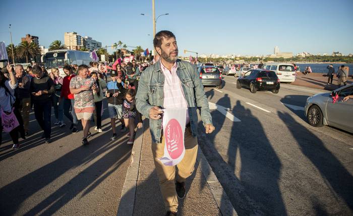 Fernando Pereira, durante un acto por el SÍ, el 20 de marzo, en la rambla de Montevideo. · Foto: Alessandro Maradei