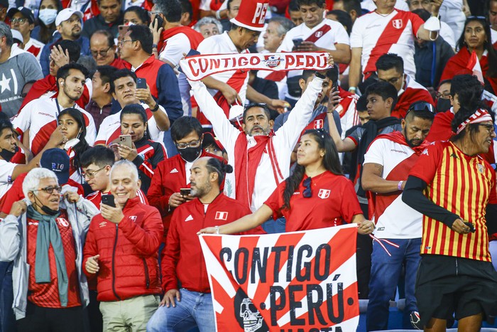 Hinchada de Perú, durante un encuentro ante Uruguay en el estadio Centenario (archivo). · Foto: Ernesto Ryan