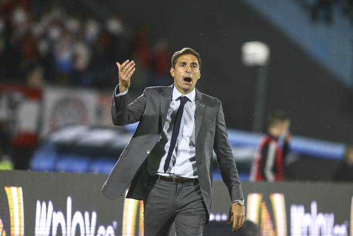 Diego Alonso, durante un partido por las eliminatorias sudamericanas, en el estadio Centenario (archivo, marzo de 2022). · Foto: .