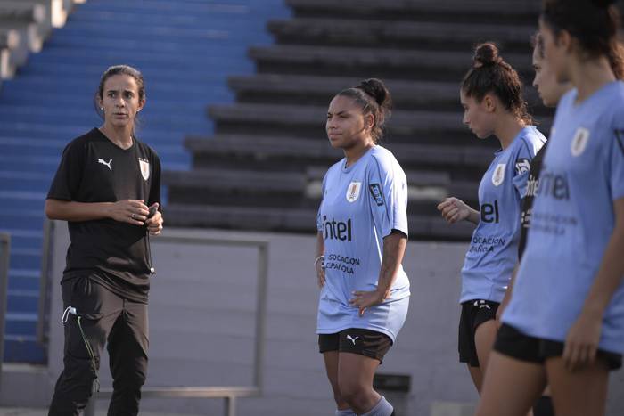 Florencia Silva (preparadora física) y Wendy Carballo, en un entrenamiento de la Selección Uruguaya Femenina Sub 20 en el Estadio Charrúa. · Foto: Alessandro Maradei