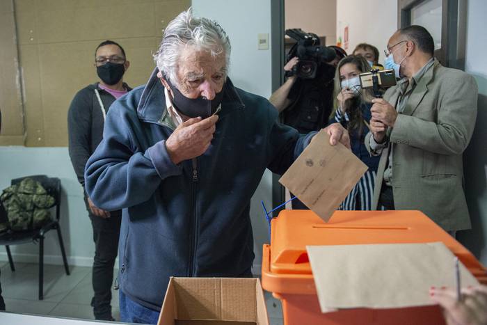 Votacion del expresidente Jose Mujica en el circuito 2031. · Foto: Alessandro Maradei