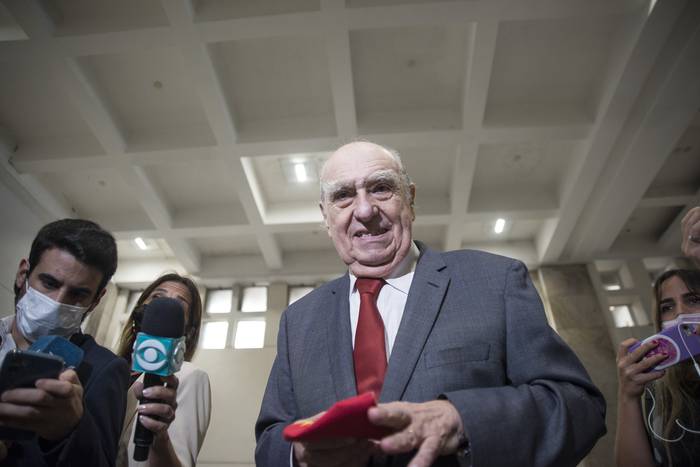 Julio María Sanguinetti, luego de votar en la Intendencia de Montevideo. · Foto: Natalia Rovira