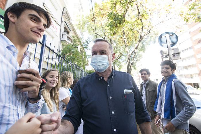 Álvaro Delgado, llega al local de votación. · Foto: Natalia Rovira