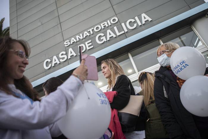 Trabajadores de Casa de Galicia se manifiestan en la puerta de la mutualista, el 31 de marzo, último día de funcionamiento. · Foto: .