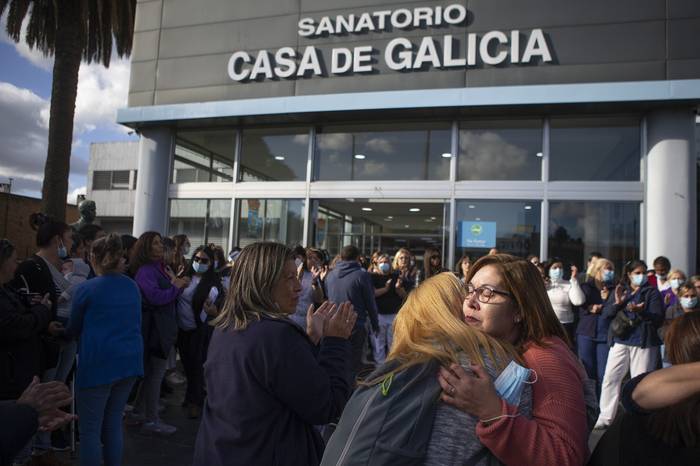 Manifestación de trabajadores durante el último día de funcionamiento de Casa de Galicia, el 31 de marzo de 2022. · Foto: Ernesto Ryan