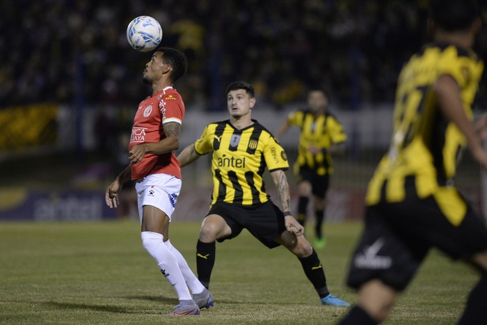 Juninho Rocha, de Rentistas, y Agustín Álvarez, de Peñarol, el 1 de abril, en el estadio Artigas de Paysandú. · Foto: Alessandro Maradei