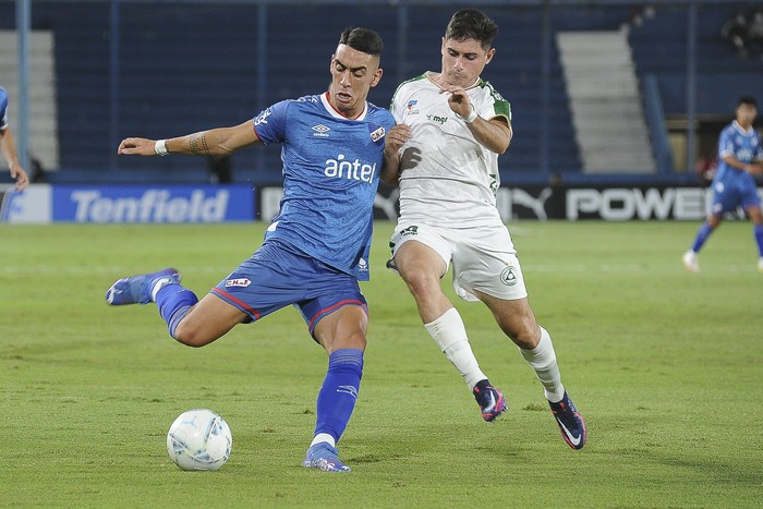 José Luis Rodríguez, de Nacional, y Leandro Suhr, de Plaza Colonia, el 2 de abril, por la séptima fecha del Torneo Apertura, en el estadio Gran Parque Cenral.