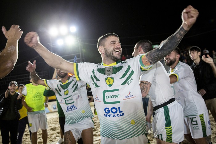 Hernán Pereyra, de Cerrito, durante la final del Campeonato Uruguayo de fútbol playa en la playa Pocitos en Montevideo (archivo, 2022). · Foto: Mauricio Zina