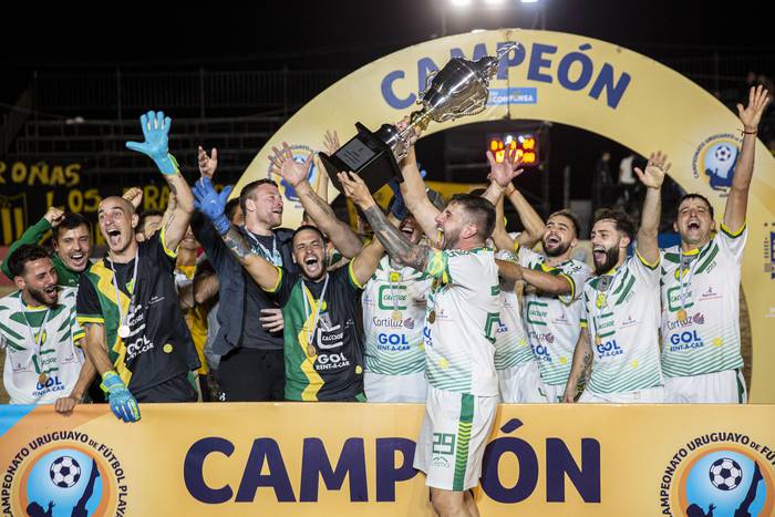 El equipo de Cerrito, tras obtener el título de campeón uruguayo de fútbol playa. · Foto: Mauricio Zina