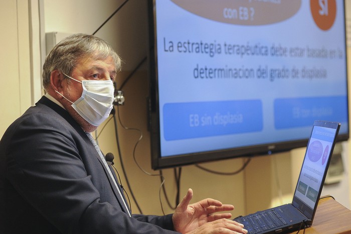 Cecilio Cerisoli, durante la presentación, en el Hospital de Clínicas. · Foto: Federico Gutiérrez