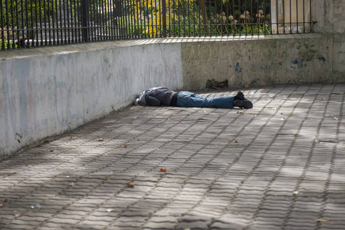 Persona en situación de calle, frente al Hospital Vilardebó (archivo, abril de 2022). · Foto: Alessandro Maradei