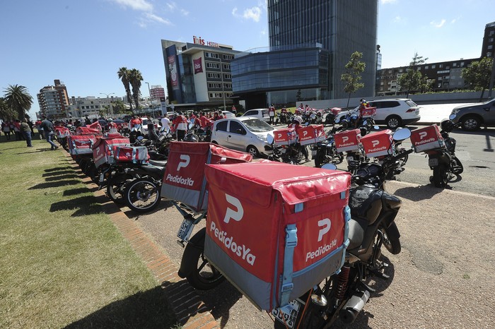 Trabajadores de Pedidos Ya frente a las oficinas de la empresa en la calle Cumparsita, en Montevideo (archivo). · Foto: Federico Gutiérrez