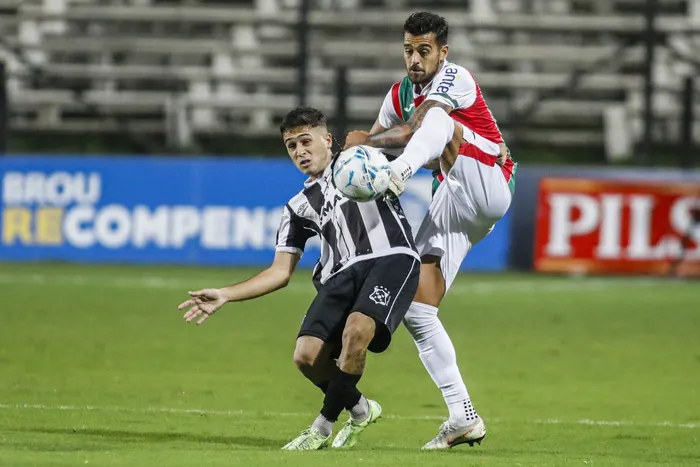 Diego Hernandez de Wanderers y Martin Ferreira de Deportivo Maldonado. (archivo, abril de 2022) · Foto: Ernesto Ryan