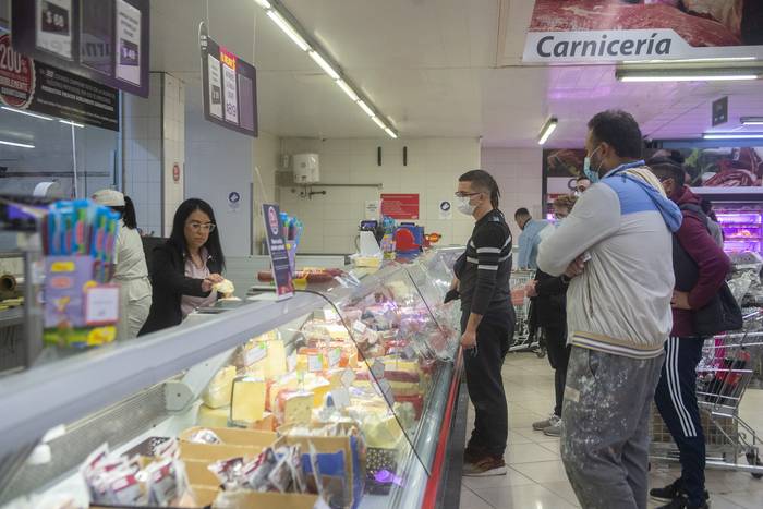 Supermercado en el Cerro, en Montevideo (archivo, abril de 2022). · Foto: Alessandro Maradei