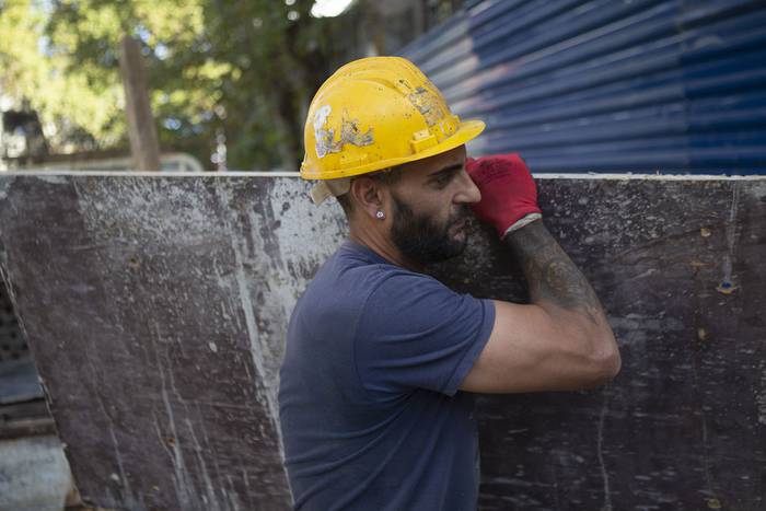 Trabajador de la construcción en Pocitos. · Foto: Ernesto Ryan