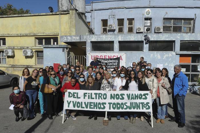 Funcionarios y usuarios del ex hospital Filtro manifiestan frente al centro de salud. · Foto: Federico Gutiérrez