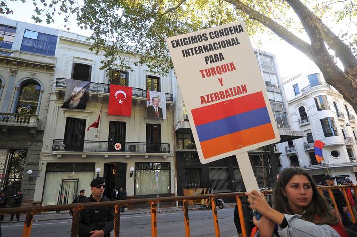 Manifestación de integrantes de la comunidad Armenia frente a la embajada de Turquía, en la Ciudad Vieja. · Foto: Federico Gutiérrez