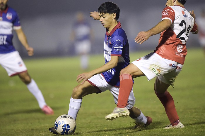 Diego Lezcano, jugando para Lavalleja, en el estadio Juan A. Lavalleja, en Minas (archivo, 2022). · Foto: Fernando Morán