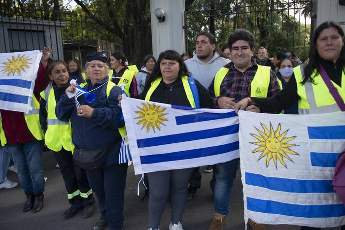 Trabajadores de Jornales Solidarios movilizados en Suárez y Reyes reclamando la extensión del programa, el 29 de abril. · Foto: Alessandro Maradei